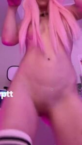 TikTok thot with neko cap and pink hair shaking her hips from left to right